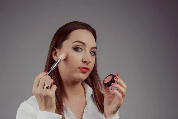 Beauty-Model Teenager Mädchen in den Spiegel schauen und Mascara Make-up auftragen. schöne junge Frau schminken — Stockfoto