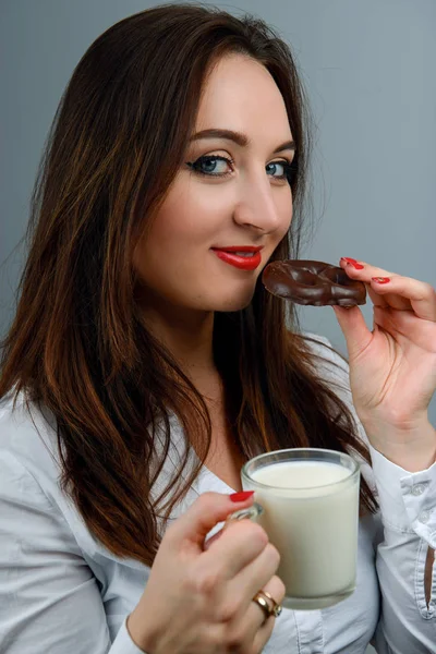 Fröhliches Mädchen mit Milchbecher in der Hand — Stockfoto