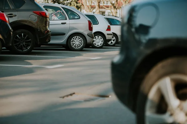 Blick auf dicht gedrängte Autos auf dem Parkplatz — Stockfoto