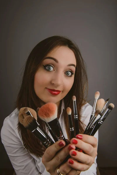 Женщина с набором косметических кистей для макияжа , — стоковое фото