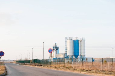 Modern sanayi üzerinde mavi gökyüzü bina