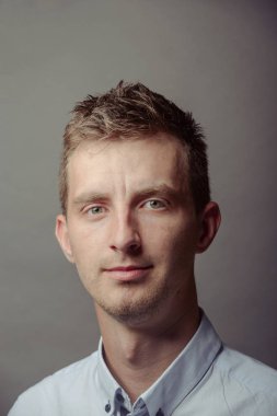 Zeki ve ciddi bir gencin portresi.