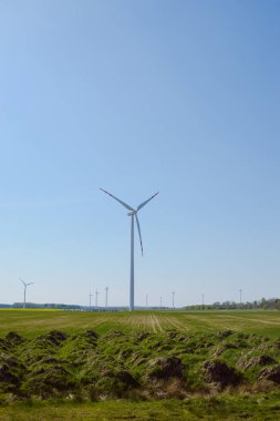 Parlak mavi gökyüzü hareket ediyor ve rüzgar türbini