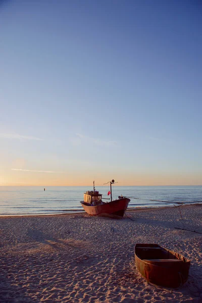 Barcos de pescadores al amanecer en la playa — Foto de Stock