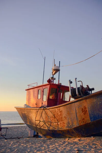 Fischerboote bei Sonnenaufgang am Strand — Stockfoto