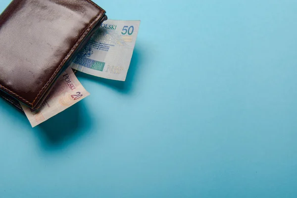 Kahverengi deri cüzdan para ile — Stok fotoğraf