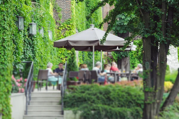 Innenraum einer Sommerterrasse des Restaurants — Stockfoto