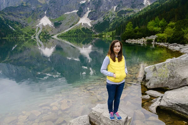 Žena relaxace na jezeře a hory slunné krajiny — Stock fotografie