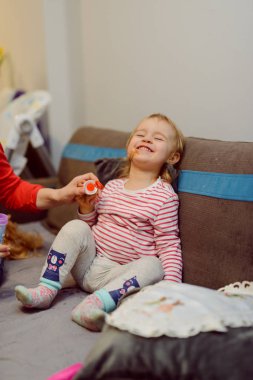 Yatak odasında meme ile 14 aylık bebek portresi