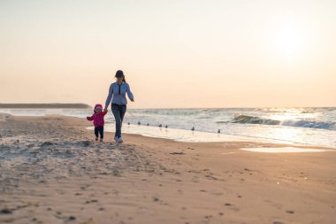 Mutlu anne, baba ve kız parkta. Güzellik doğası.