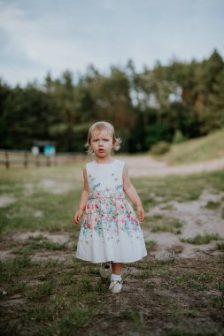 Yazın parkta gülümseyen kız. Otantik yaşam tarzı resmi.