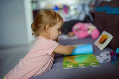 Sevimli bir kızın portresi. Çocukluk