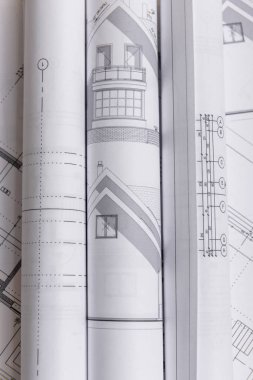 Beyaz aile kağıt evi, ev projeleri planı ve arka planda planlar. Minimalist ve basit bir kavram, tarz. Yatay oryantasyon. Yukarıdan görüntüle