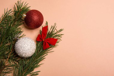 Noel ya da Yeni Yıl arkaplanı, Noel süslemeleri ve köknar dallarından yapılmış sade kompozisyon, düzlük, karşılama metni için boş alan