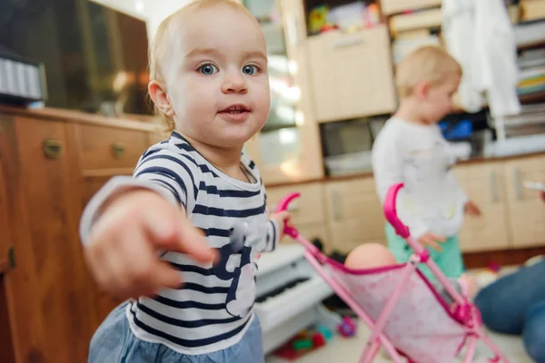 Porträtt av 14 månader gammalt barn med nippel i sovrummet — Stockfoto