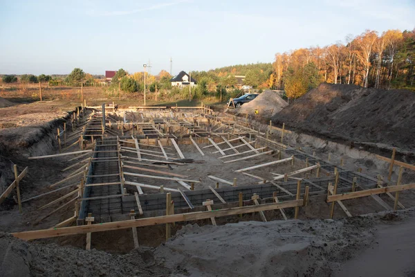 Houten bekisting betonnen strip fundering voor een huisje — Stockfoto