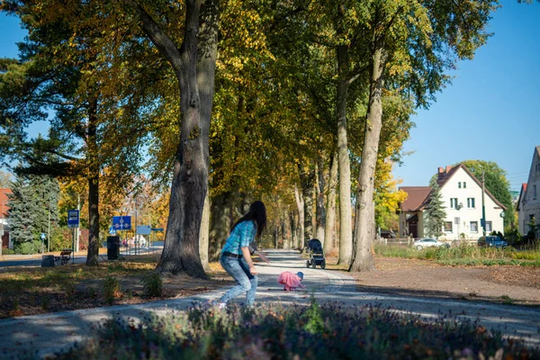 Família feliz mãe e criança pequena filha correndo e brincando na caminhada de outono — Fotografia de Stock
