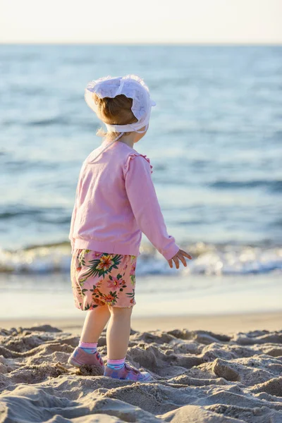 Menina da criança adorável em uma praia de areia ensolarada. Infância . — Fotografia de Stock