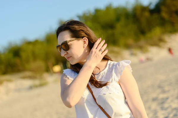 Porträt einer lächelnden jungen Frau, die die Zeit genießt — Stockfoto