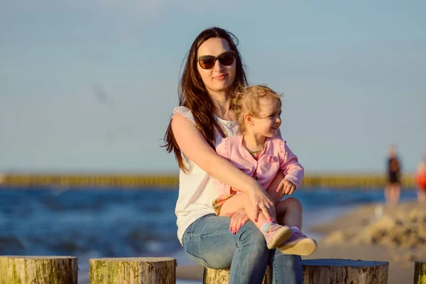 Mãe e filhinha andando na praia — Fotografia de Stock