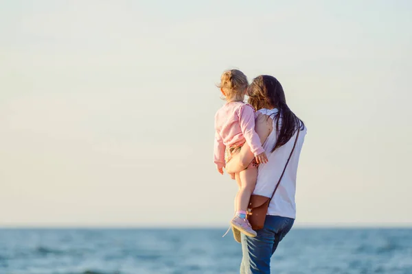어머니와 해변에 산책 하는 작은 딸 — 스톡 사진