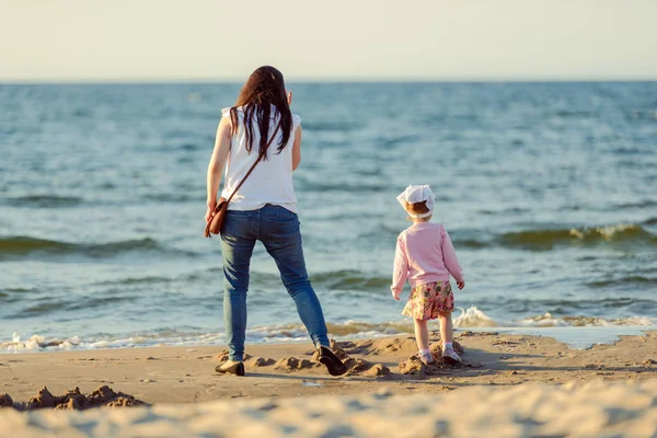 Mãe e filhinha andando na praia — Fotografia de Stock