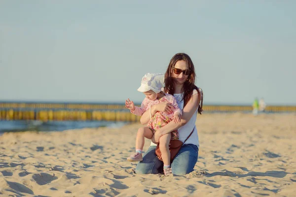 Mãe e filhinha andando na praia — Fotografia de Stock