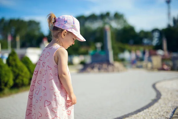 Dziewczynka spędza Fantastyczny czas na placu zabaw. Szczęśliwego dzieciństwa — Zdjęcie stockowe