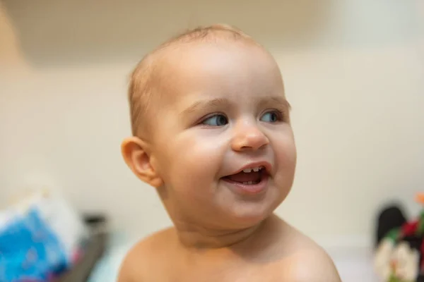 Adorable petite fille assise sous une serviette à capuchon après la salle de bain — Photo