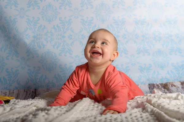 Porträtt av en bedårande liten flicka. Barndom — Stockfoto