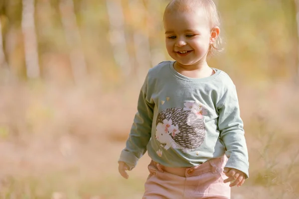 Adorable chica divirtiéndose en hermoso día de otoño — Foto de Stock