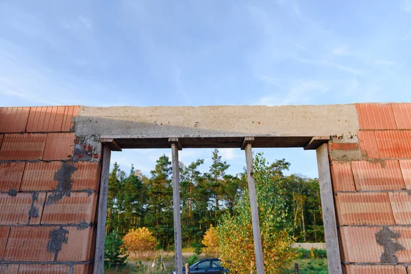 Intérieur d'une maison en brique rouge inachevée Murs en construction sans toiture — Photo