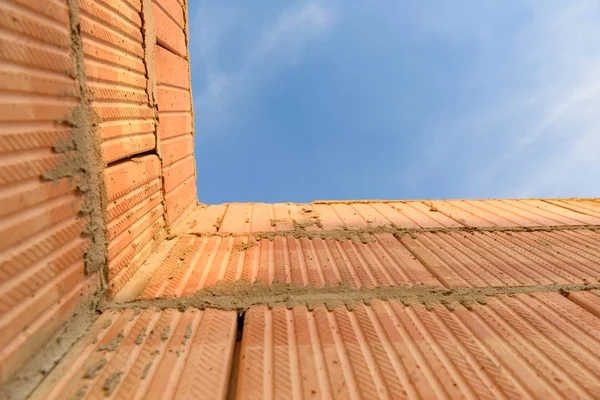 Intérieur d'une maison en brique rouge inachevée Murs en construction sans toiture — Photo