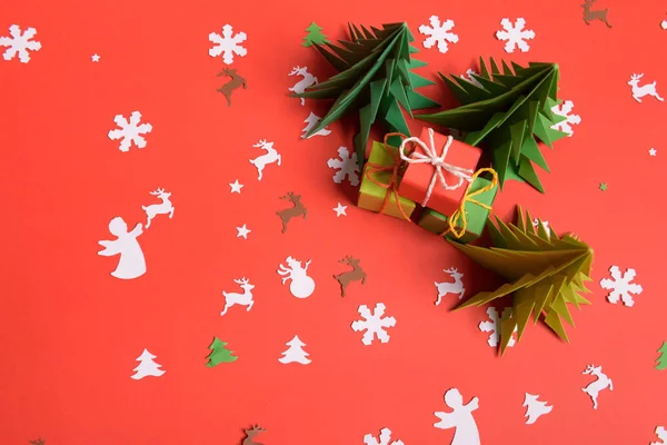 Natale o Capodanno sfondo, composizione semplice fatta di decorazioni natalizie e rami di abete, posa piatta, spazio vuoto per un testo di saluto — Foto Stock