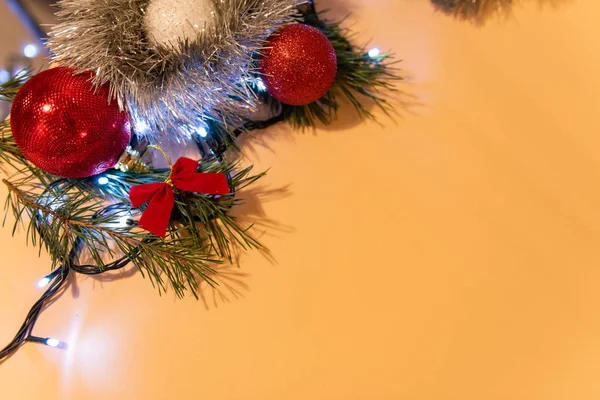 クリスマスや新年の背景、クリスマスの装飾やモミの枝で作られた平らなレイアウト、挨拶テキストのための空白のスペース — ストック写真