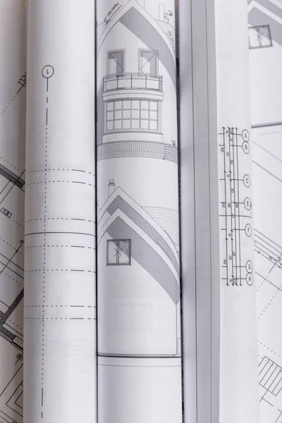 Casa de papel de la familia blanca, plan de proyectos de la casa y planos en el fondo. Concepto minimalista y simple, estilo. Orientación horizontal. Vista desde arriba Fotos de stock libres de derechos