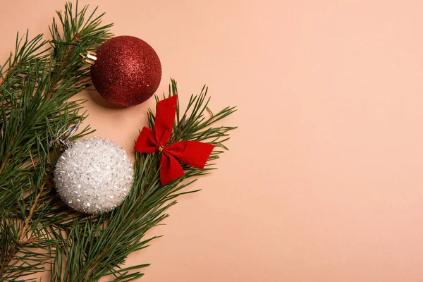 Natale o Capodanno sfondo, composizione semplice fatta di decorazioni natalizie e rami di abete, posa piatta, spazio vuoto per un testo di saluto Immagine Stock