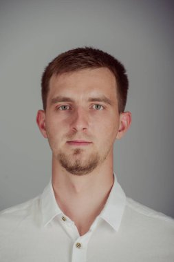 Gülümseyen genç bir adamın portresi