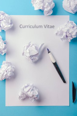 Boş bir beyaz kağıda yazılı özgeçmiş