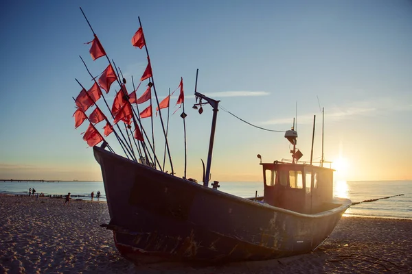 Рыбацкие лодки на восходе солнца на пляже — стоковое фото