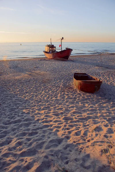 Ψαρά πλοία στιγμή Ανατολή του ηλίου στην παραλία — Φωτογραφία Αρχείου