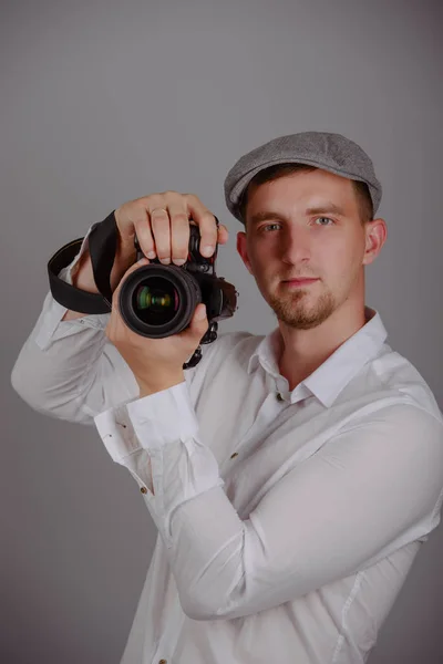 Joven usando una cámara profesional —  Fotos de Stock