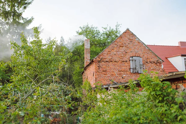 Old brick cottage in a small town — Stock Photo, Image