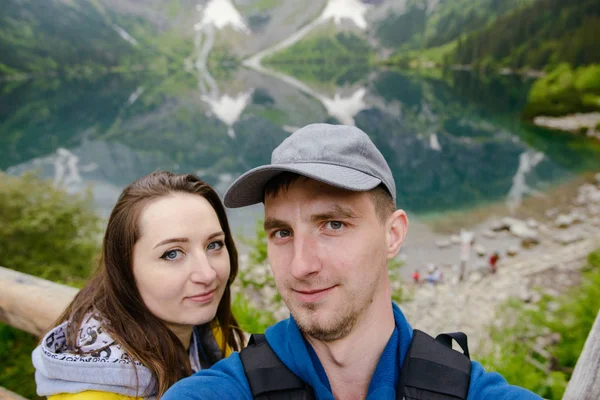 Happpy couple taking selfie withe lake background — Stock Photo, Image