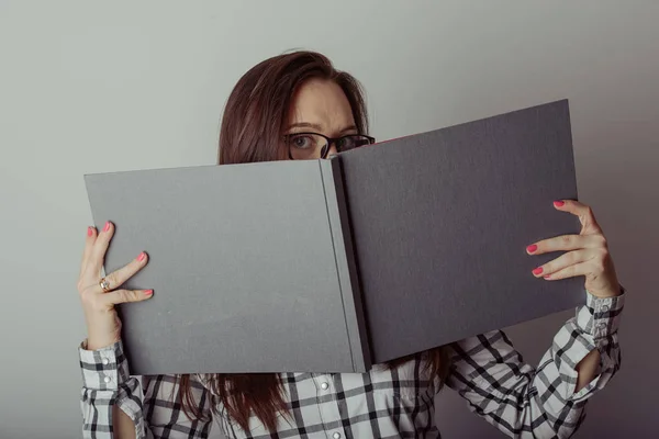Mujer de negocios sosteniendo un libro — Foto de Stock