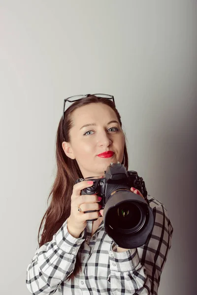 Woman-photographer takes images, — Stock Photo, Image