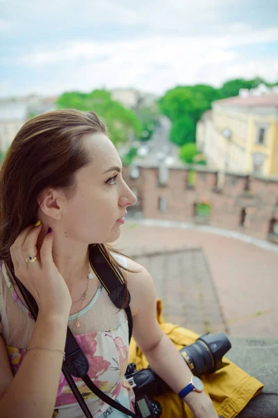 Menina bonita durante passeios castelo velho em Cracóvia, Wawel . — Fotografia de Stock