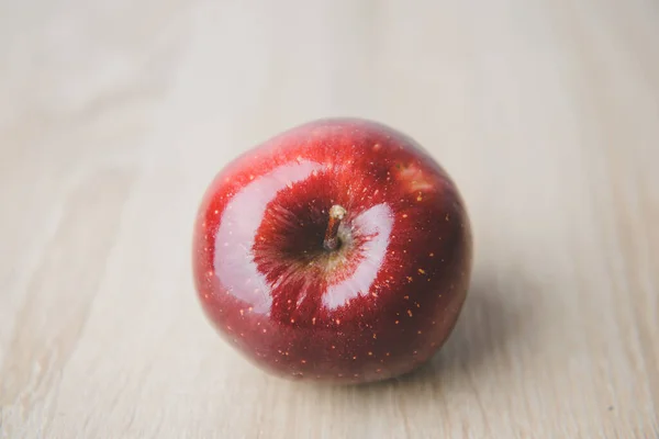 One ripe red apple. Isolated on a white background. — Stock Photo, Image
