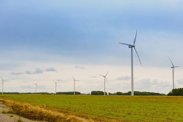 Větrná turbína. Ekologická výroba energie z obnovitelných zdrojů z větru. Wi — Stock fotografie