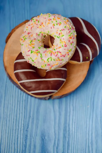 Donuts liggen op de tafel. blauwe achtergrond — Stockfoto